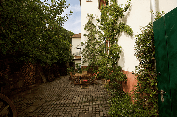 Der Hof und Garten des Weindomizils